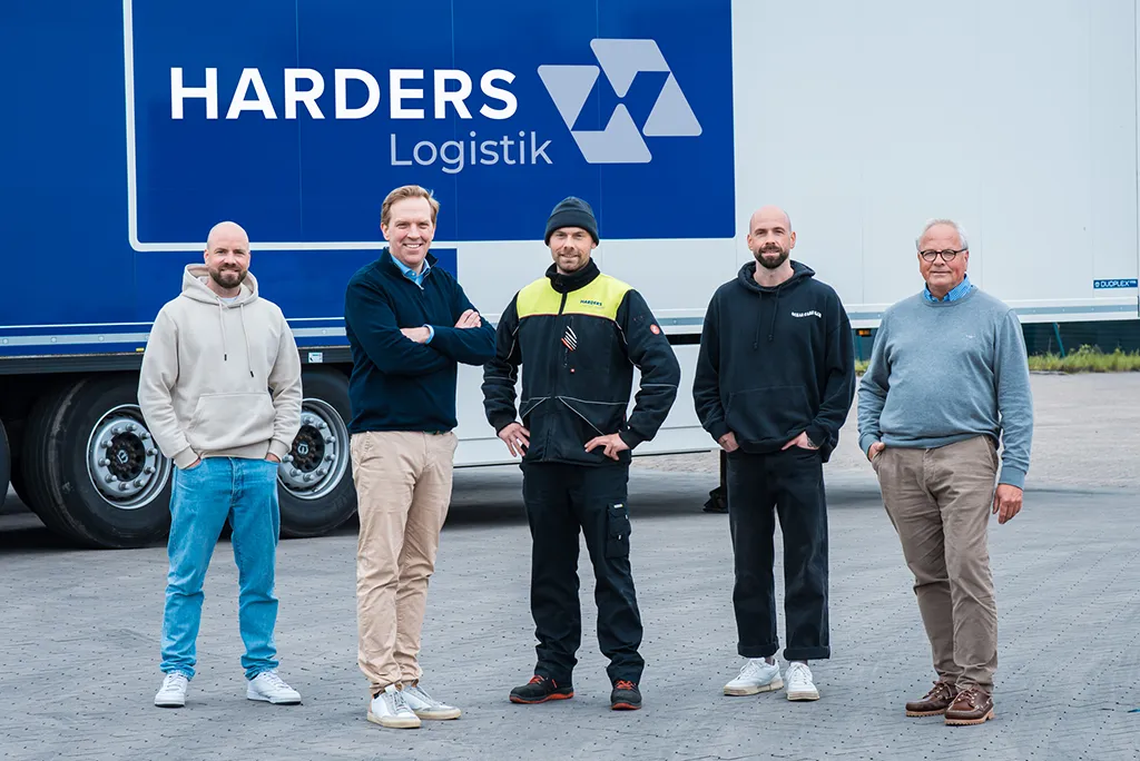 Mitarbeiter vor LKW